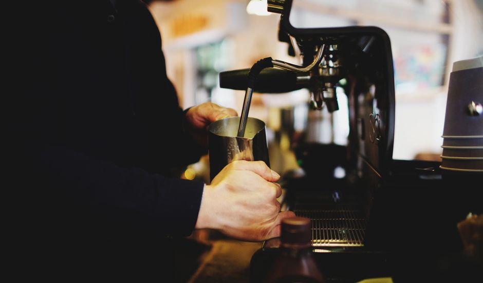 Barista del Caffè Mokino che prepara un espresso nella macchina del caffè