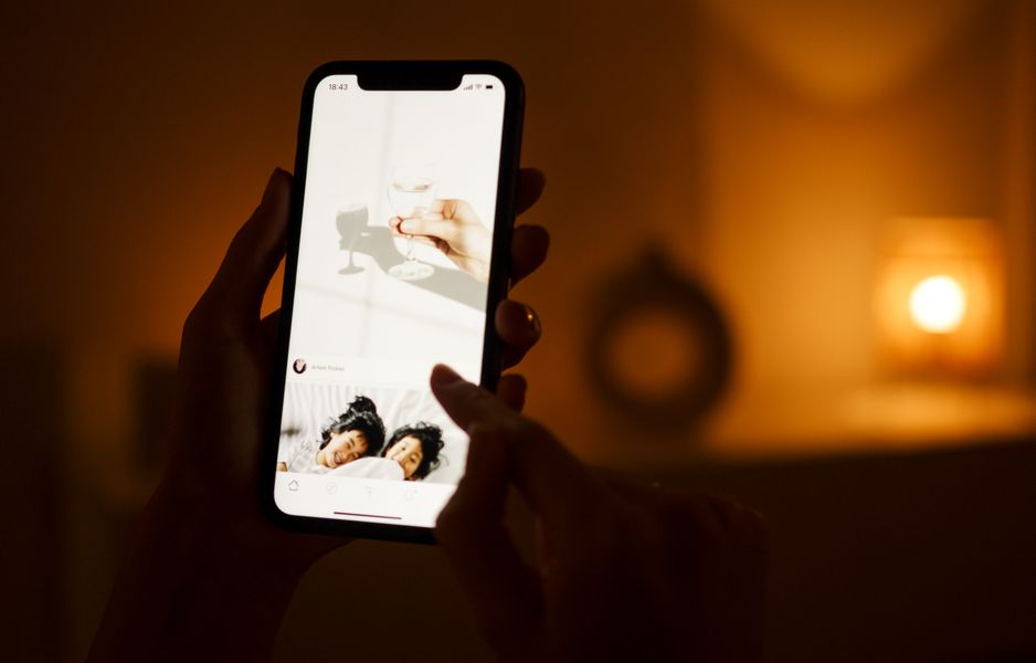Online dating: starting a conversation on a niche platform