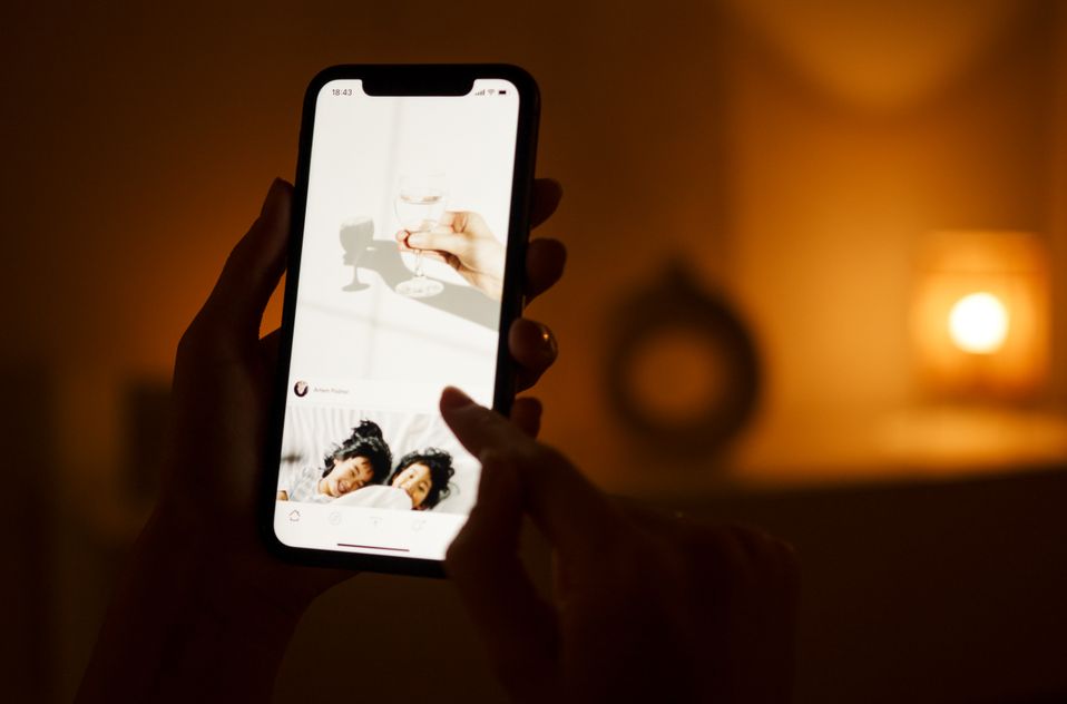 Online dating: starting a conversation on a niche platform