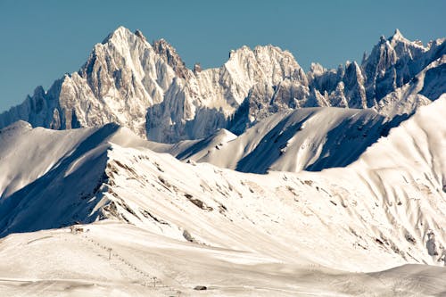 бесплатная Гора, покрытая снегом под голубым небом Стоковое фото