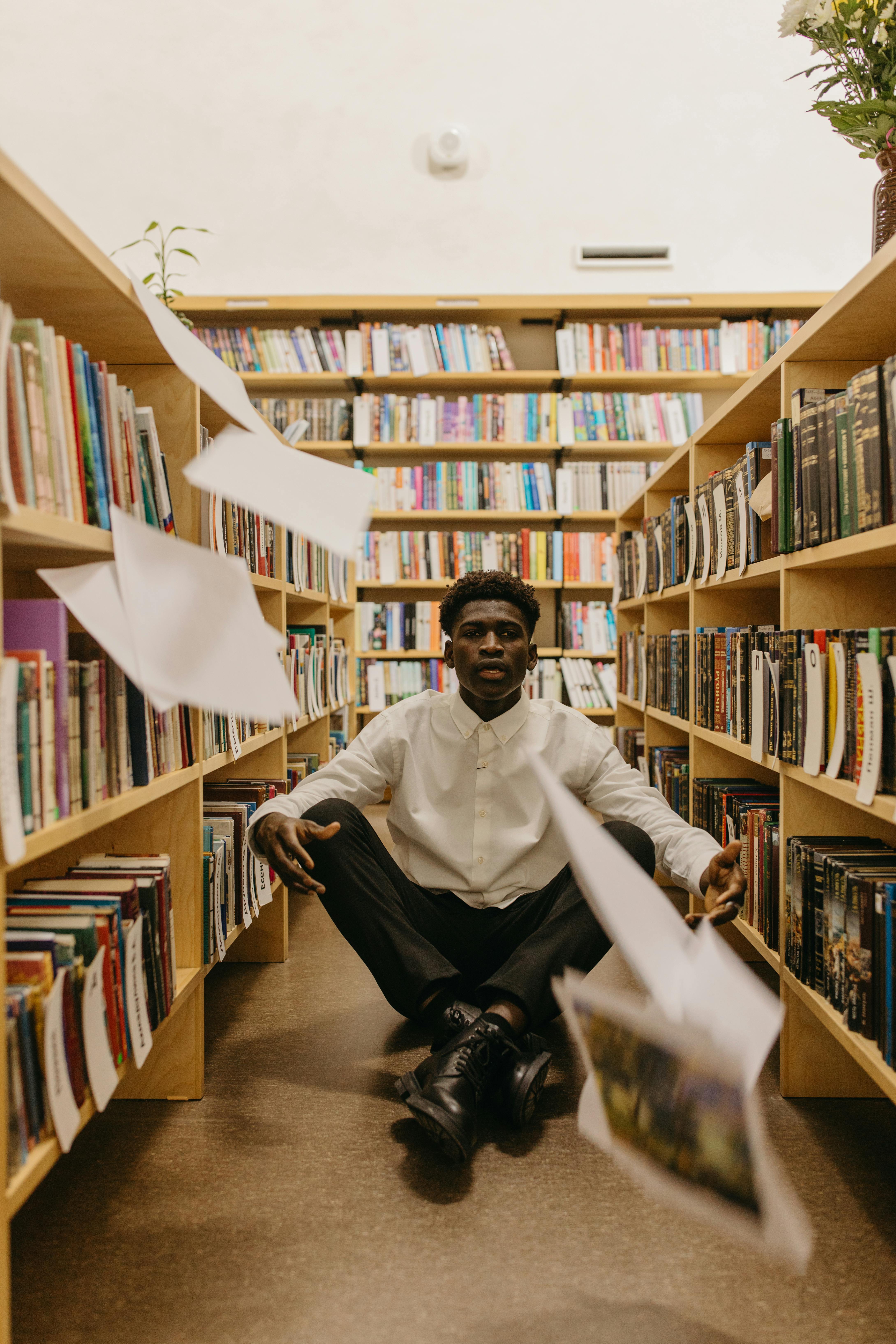 Man and Woman at a Library Free Stock Photo