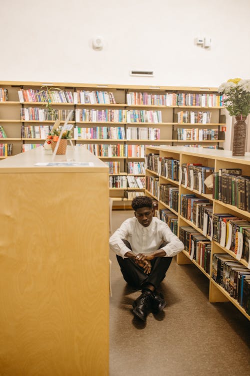 Foto d'estoc gratuïta de assegut, biblioteca, estudiant