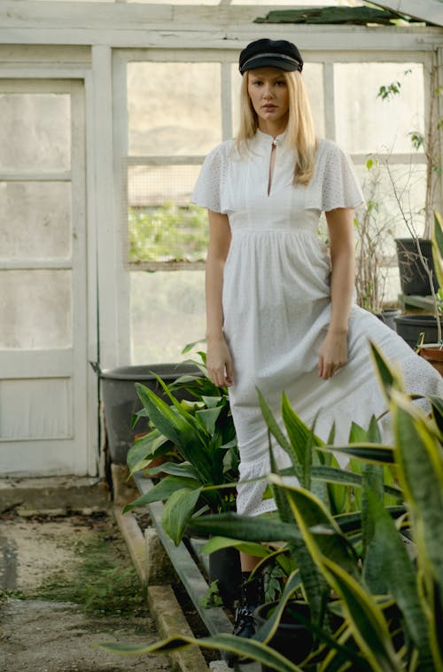 Безкоштовне стокове фото на тему «біла сукня, біляве волосся, вертикальні постріл»