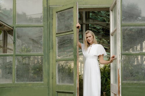 Fotobanka s bezplatnými fotkami na tému biele šaty, blond vlasy, dvere