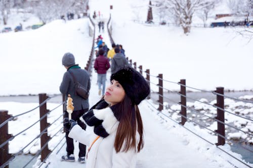 白いコートの女性