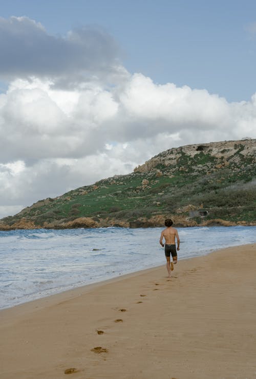 Pria Dan Wanita Berjalan Di Pantai