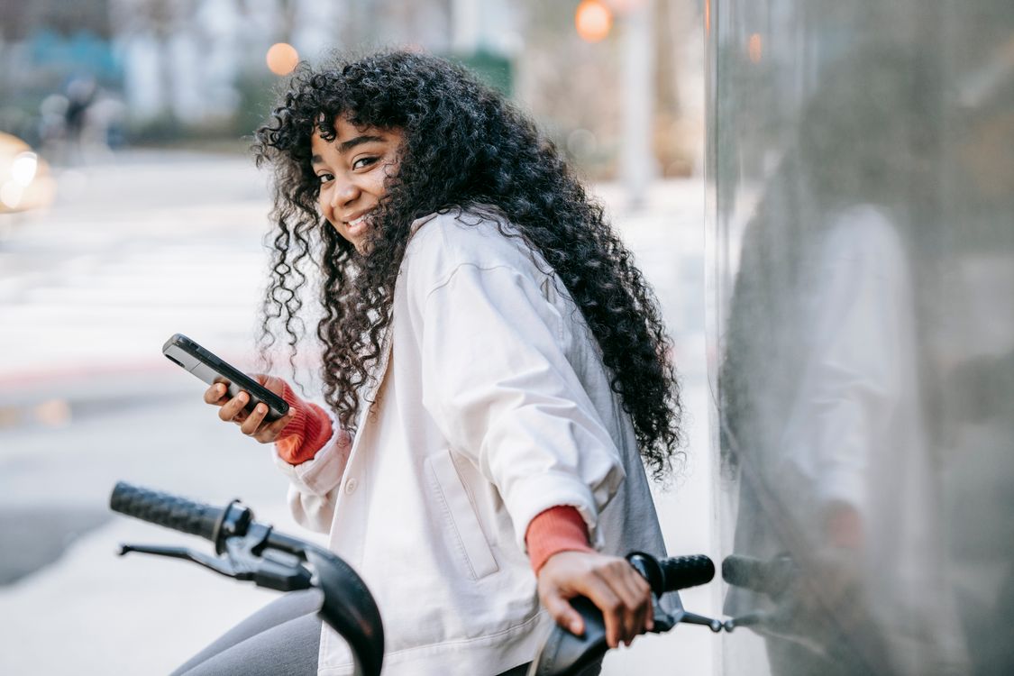 grátis Mulher Com Camisa De Manga Comprida Branca, Andando De Bicicleta Foto profissional