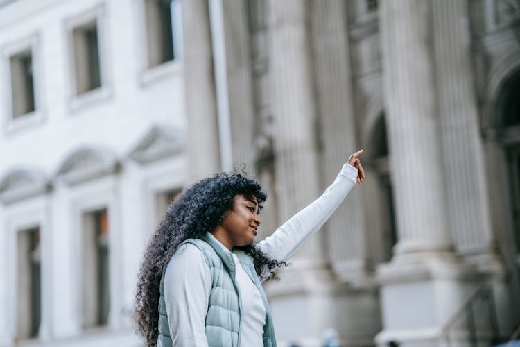 Content Young Black Lady Catching Taxi On City Street