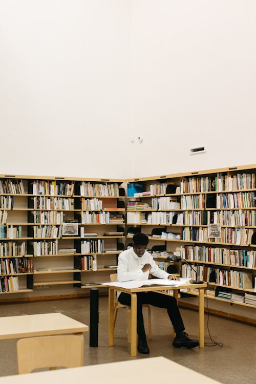 Foto profissional grátis de ambiente de trabalho, arquiteto, biblioteca