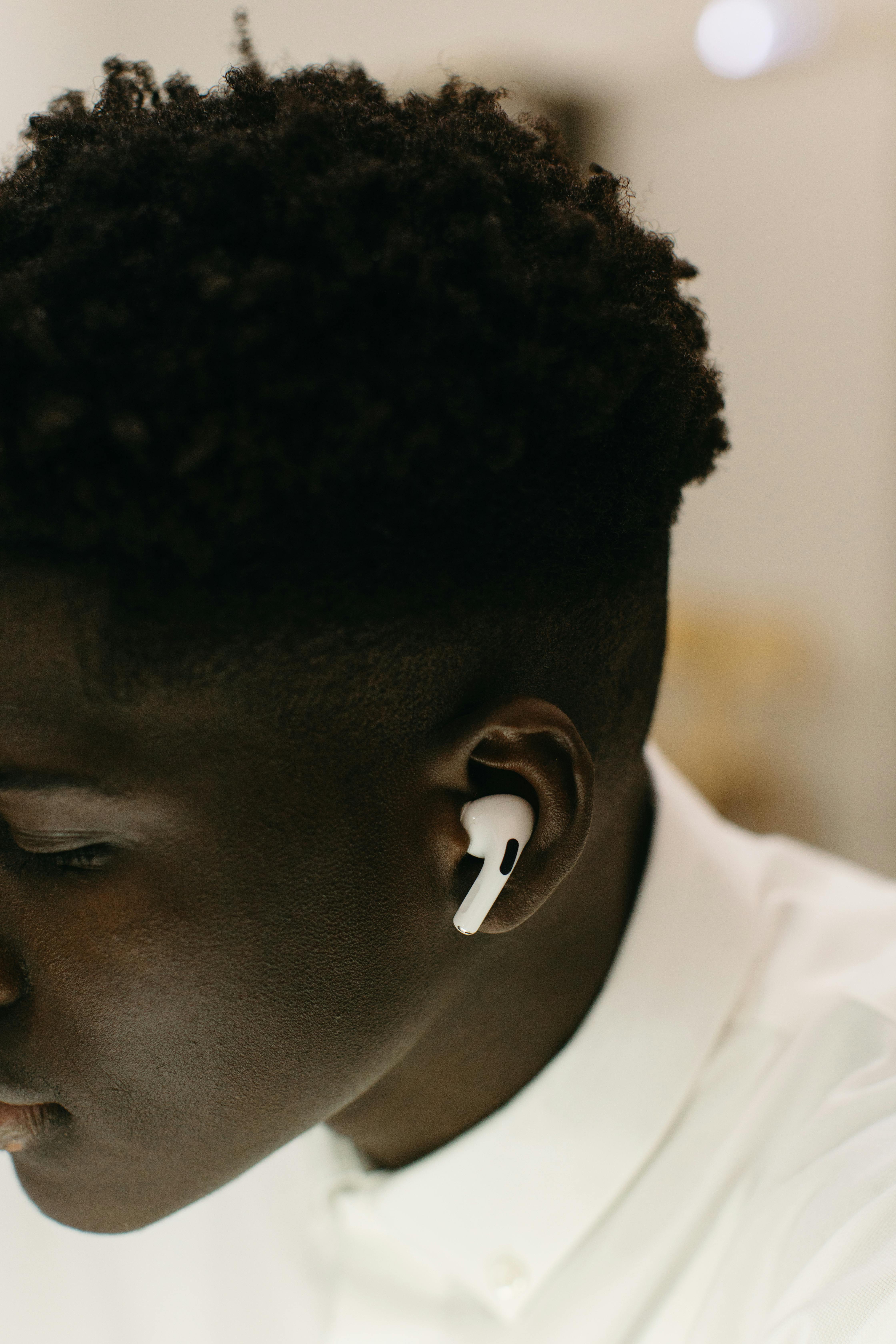 a man wearing earpod