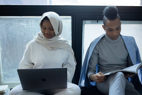 Macbook을 사용하는 흰색 Hijab의 여자