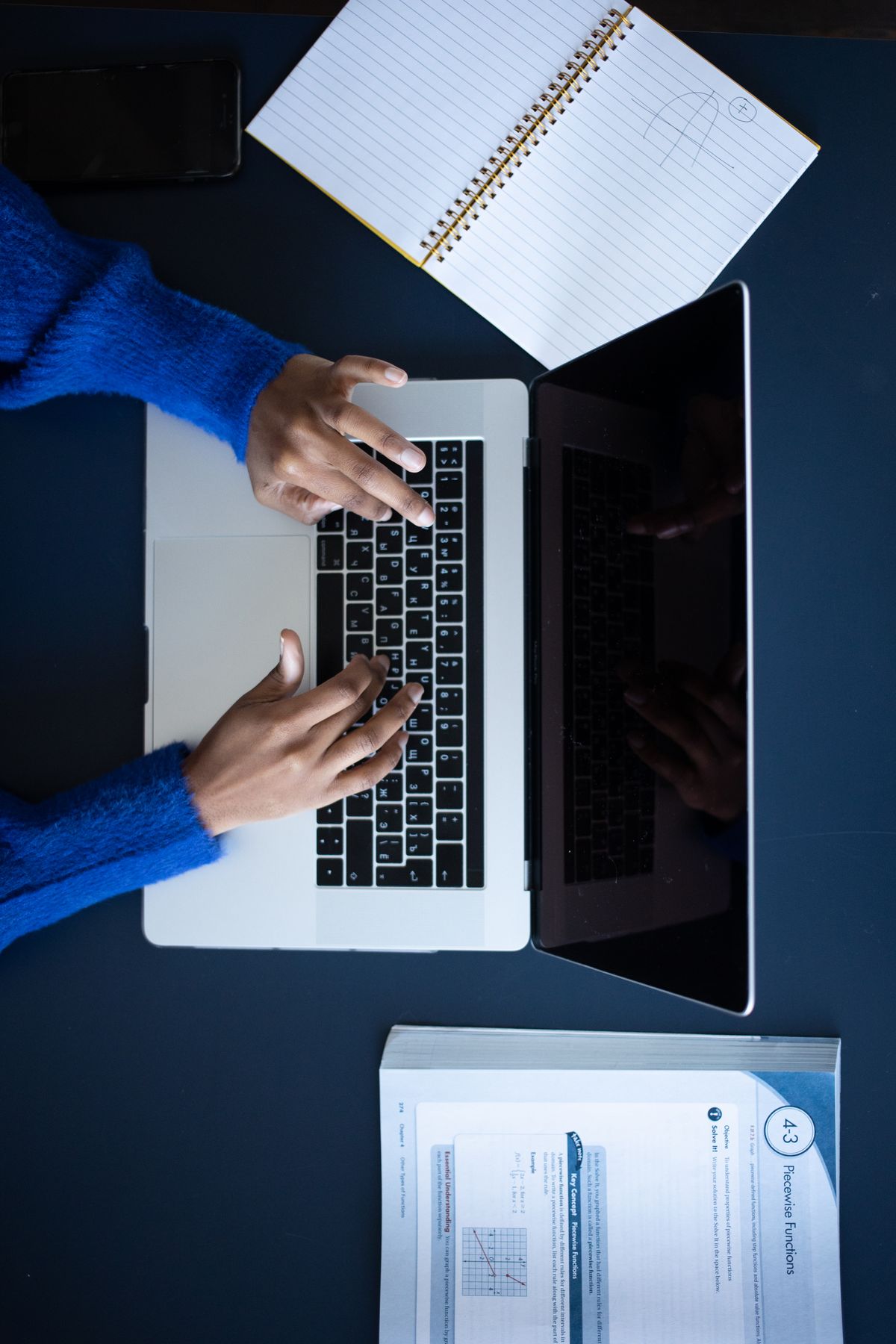 شخص يكتب على حاسوب لمتابعة وثيقة إلكترونية