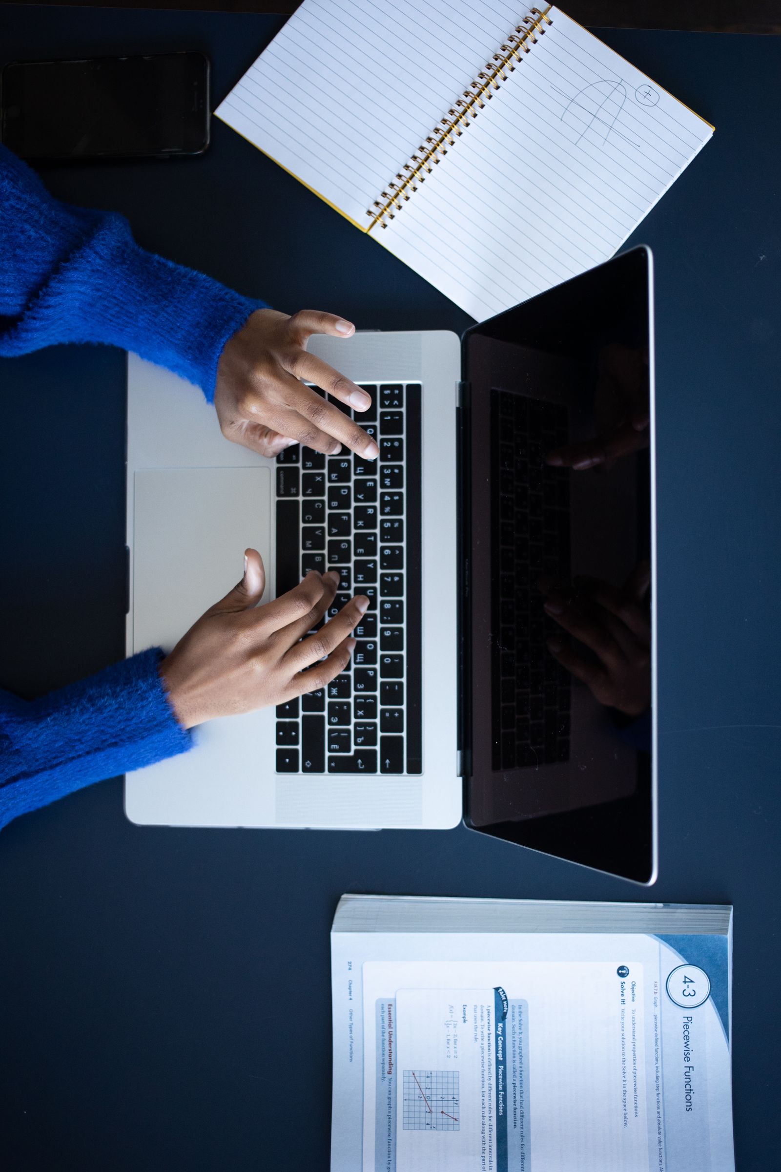 Desk monitors measuring SEO traffic and lead growth