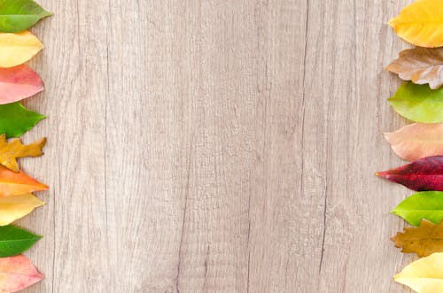Листья коричневого деревянного стола