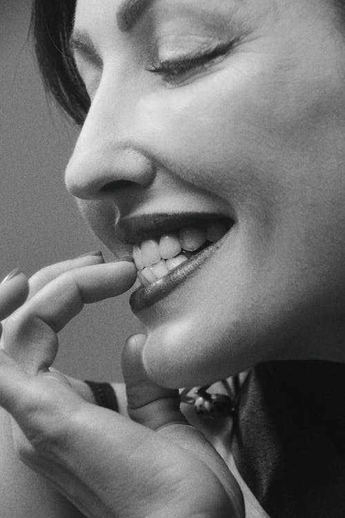 Free Grayscale Photo of Woman Smiling Stock Photo