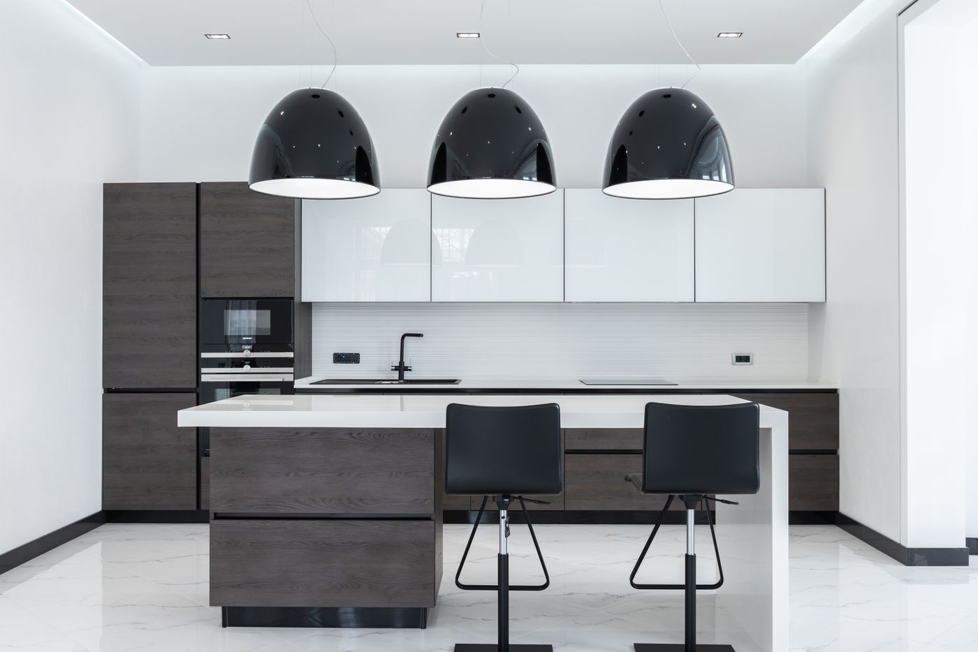 A handleless kitchen island in a bright room