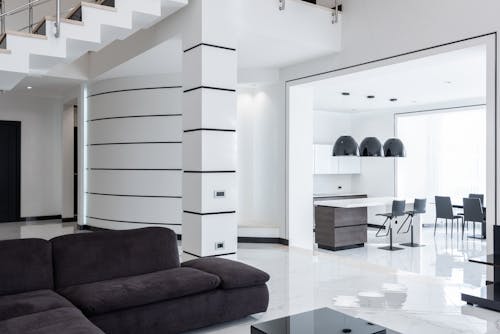 Ghế Sofa Màu đỏ Gần Kệ Gỗ Màu Trắng