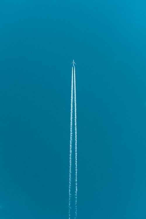 Бесплатное стоковое фото с аэроплан, вертикальный выстрел, голубое небо