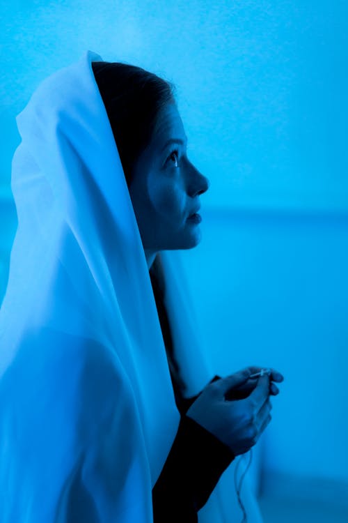 Free Vrouw In Witte Hijab Die Haar Gezicht Vasthoudt Stock Photo