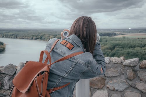 Immagine gratuita di binocolo a gettoni, donna, giro turistico