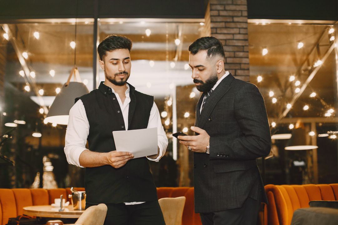 تحسين محركات البحث لمتجر سلة - Saudi e-commerce store owner reviewing SEO dashboard on laptop