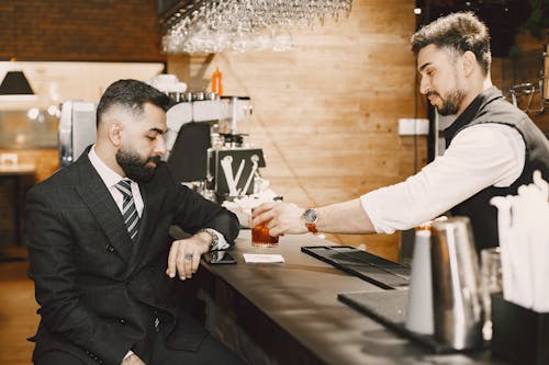 Fotobanka s bezplatnými fotkami na tému bar, barman, čierny oblek