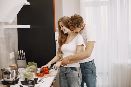 Foto profissional grátis de abraçando, afeição, casal