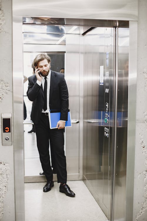 Δωρεάν στοκ φωτογραφιών με άνδρας, ανελκυστήρας, ανελκυστήρες ανελκυστήρες