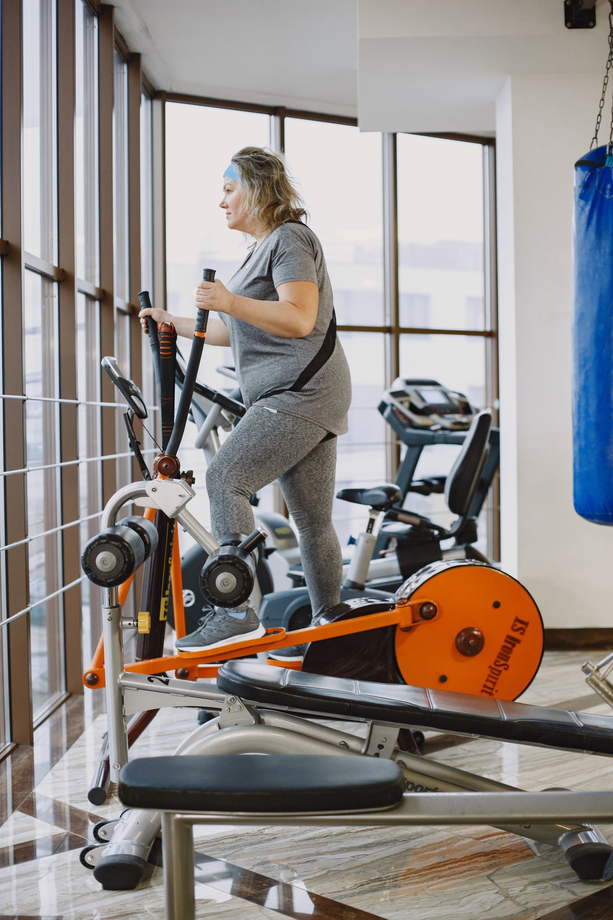 Elliptique professionnel en cours d'utilisation dans une salle de sport