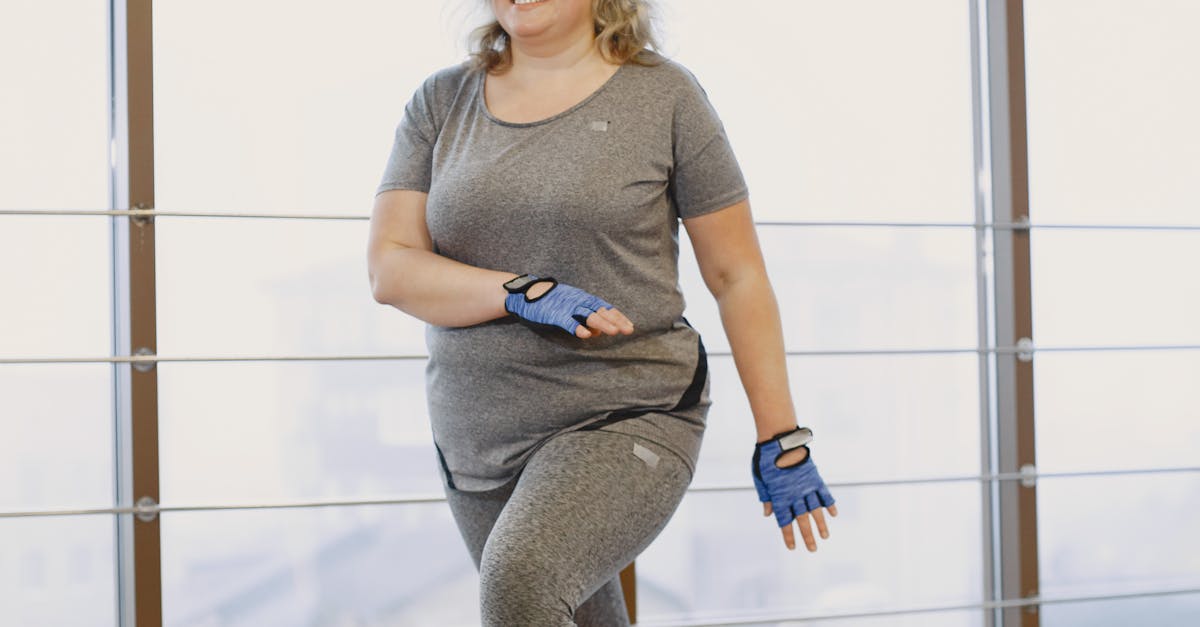 Femme souriante faisant du jogging dans un parc en automne.