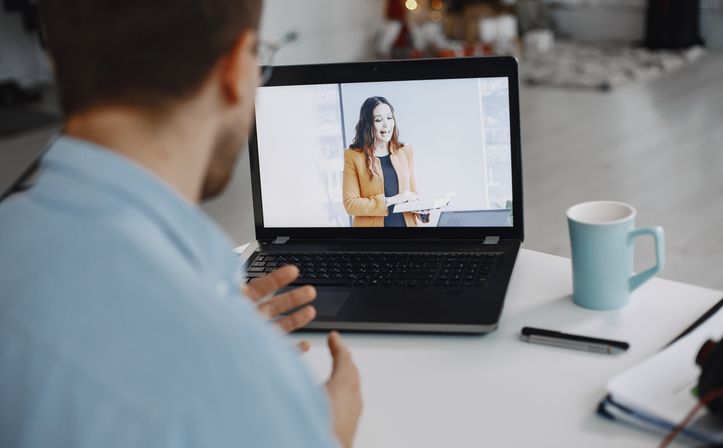 Online dating: starting a conversation on a niche platform