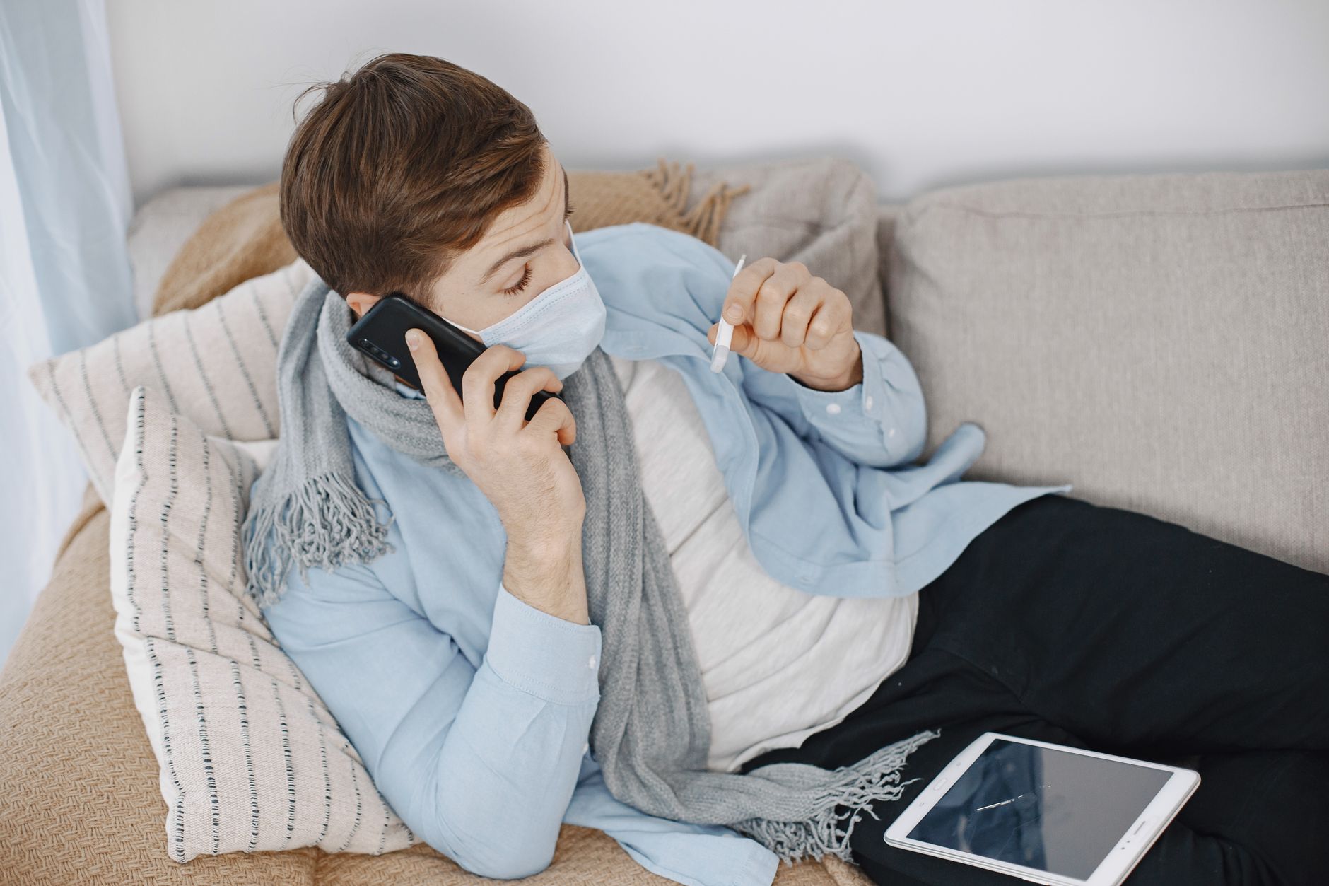 Ofiste telefonla konuşan bir çalışan