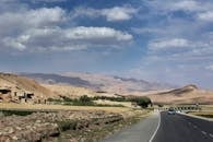 一条道路穿过阿富汗巴米扬美丽的山区景观