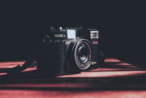 Gratis Cámara Nikon Dslr Negra Sobre Tela Roja Foto de stock