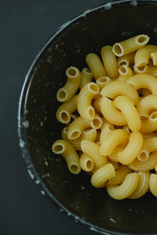 Macarrão Amarelo Em Tigela Preta