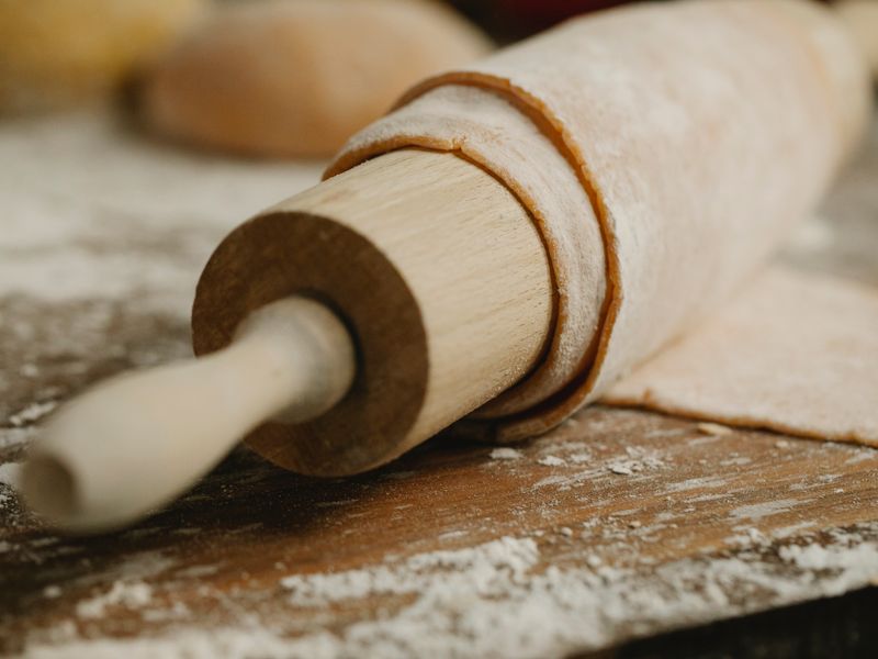 Pâte sablée étalée au rouleau sur un plan fariné