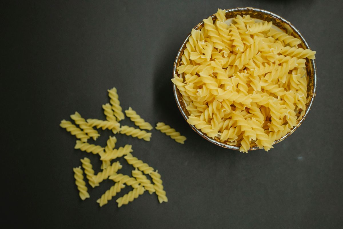 Suche ciasno skręcone świderki fusilli przed gotowaniem