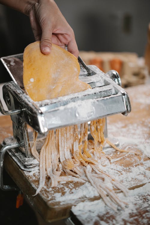 Ücretsiz Beyaz Kremalı Kahverengi Ekmek Tutan Kişi Stok Fotoğraflar
