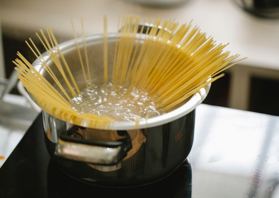 Spaghetti im kochenden Wasser