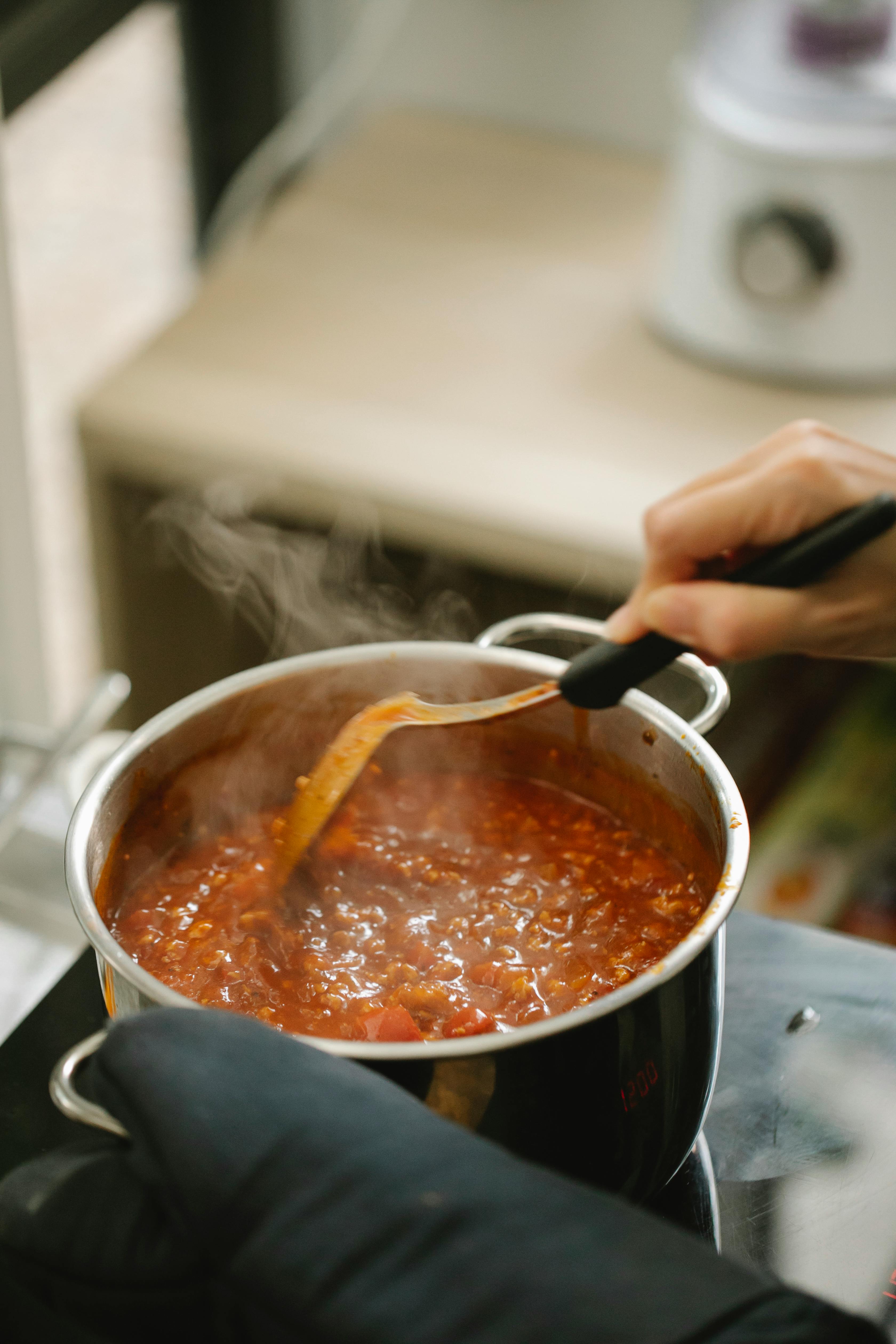 Cara Soprando Numa Colher Para Provar Comida Cozida Foto de Stock - Imagem  de alimento, cozinheiro: 270887440