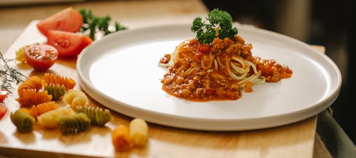 Pasta Con Salsa En Plato De Cerámica Blanca