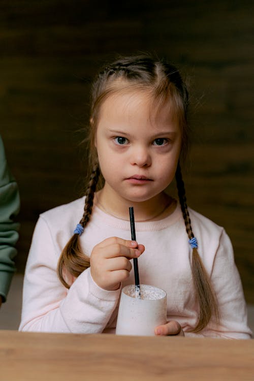 Gratis stockfoto met bruin haar, drank, gevlochten haar