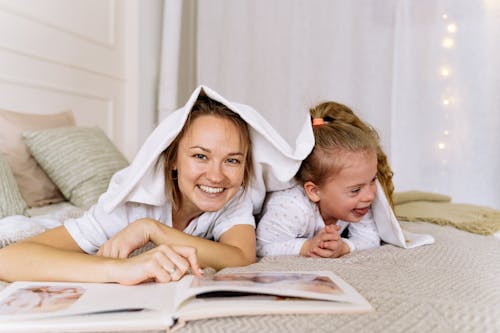 Foto profissional grátis de alegre, cama, deficiente