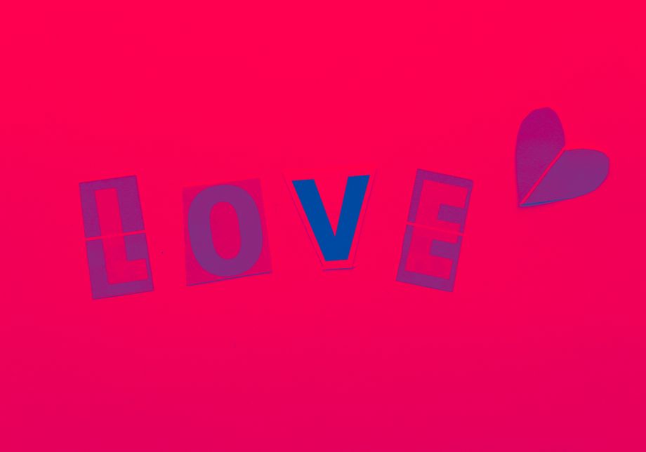 Online dating: starting a conversation on a niche platform