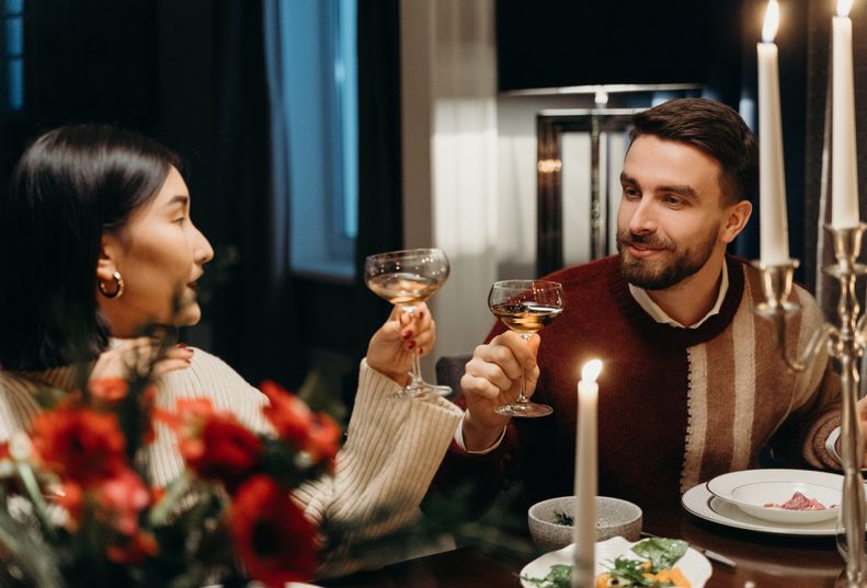 Online dating: starting a conversation on a niche platform