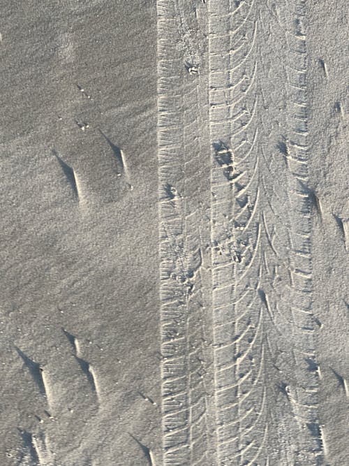Серый песок с белыми линиями