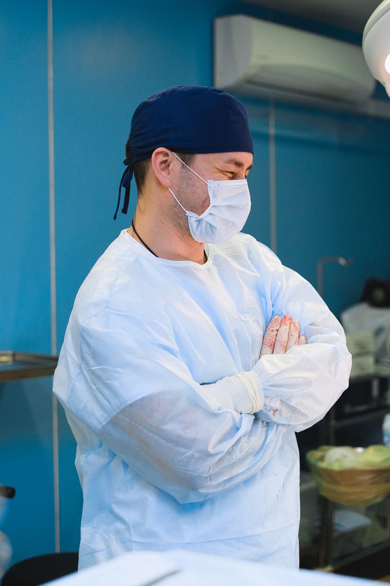 Forensic Surgery Expert Witness — surgeon in operating theatre