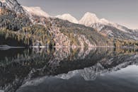 山间湖泊景色宁静，湖面倒映着秋叶