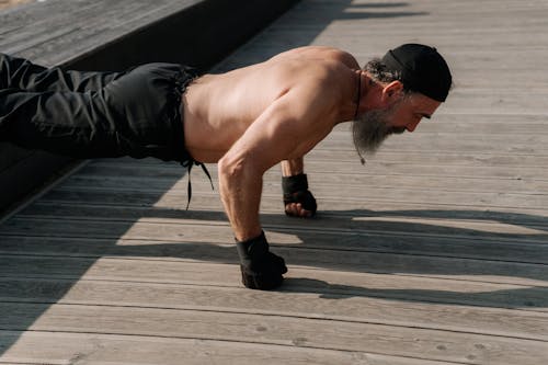 Ilmainen kuvapankkikuva tunnisteilla fitness, iäkäs mies, ilman paitaa