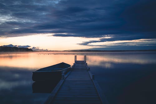 Free Brown Wooden Dock Am See Während Des Sonnenuntergangs Stock Photo